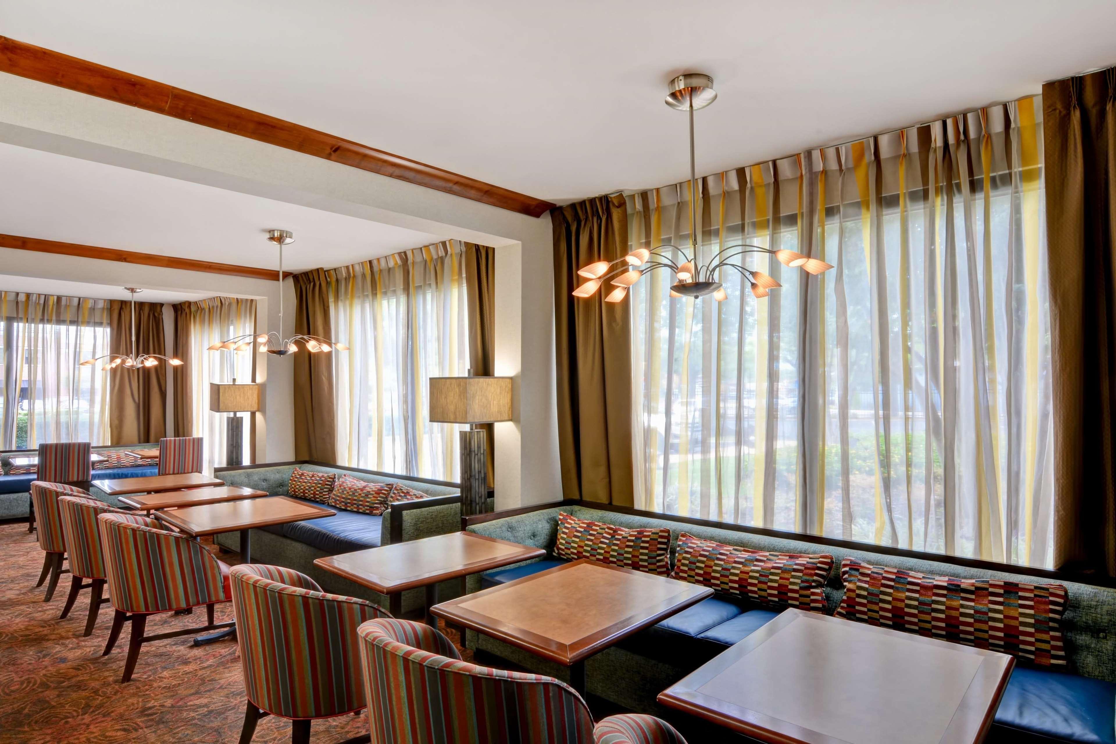 Hampton Inn Memphis Poplar Bagian luar foto
